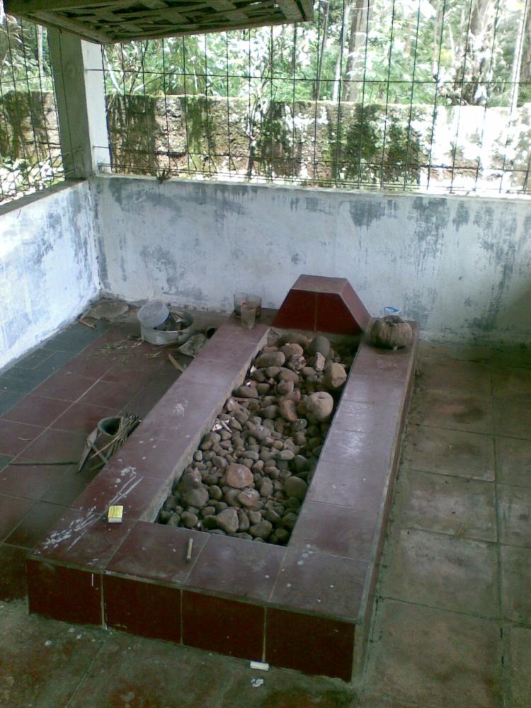Makam Li Sun Tek, pahlawan perang Banten - VOC 1629. Lokasi RW 07 Cilangkap Tapos Depok